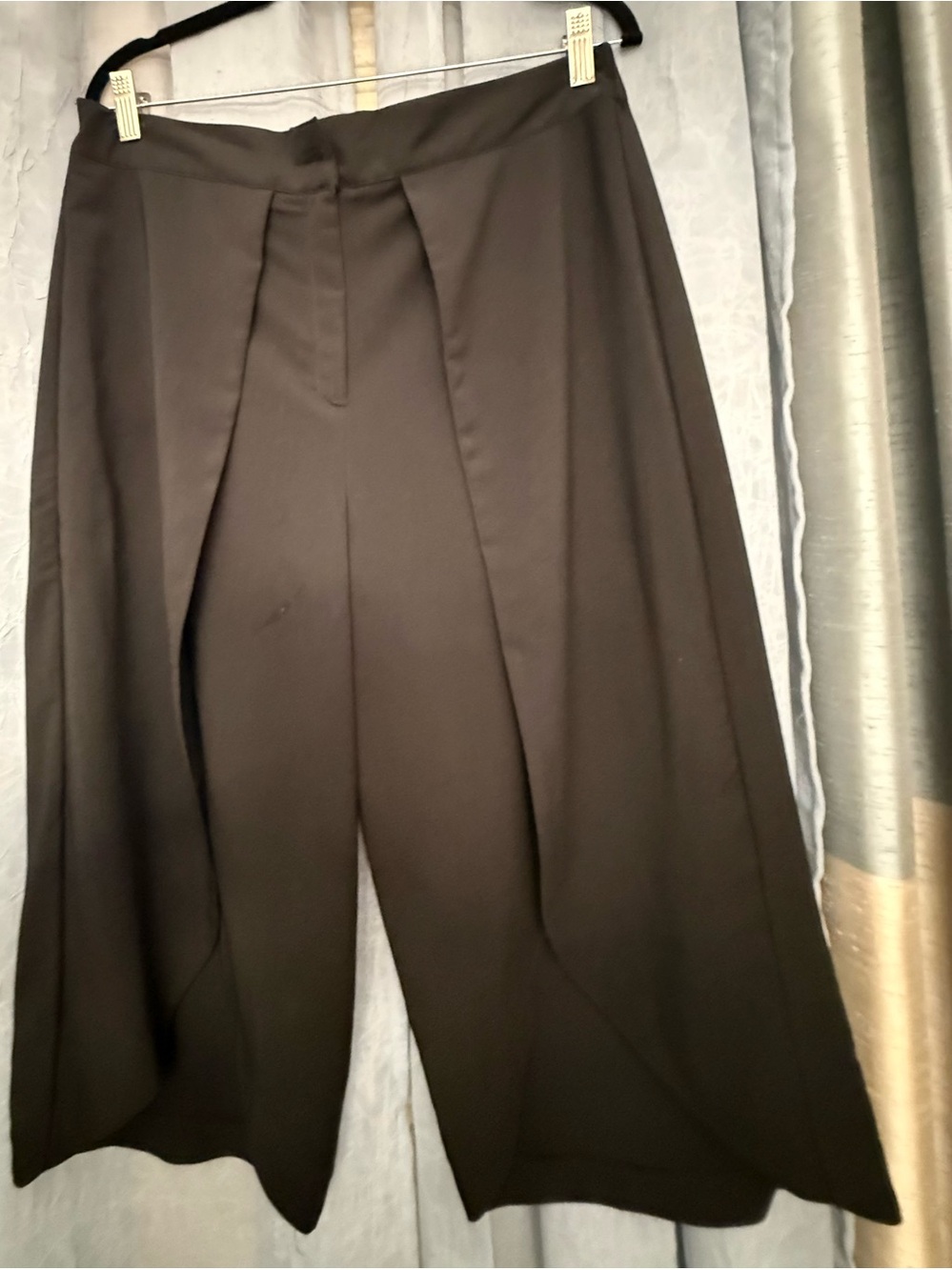 mark. Women’s Black Wide-Leg Dress Pants looks like a skirt